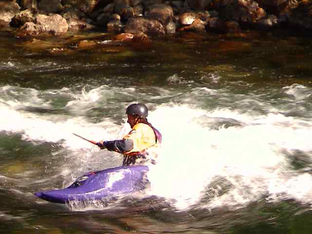 Mehr über den Artikel erfahren Summer white water paddling on Vancouver Island – Pictures