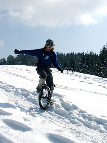 Mehr über den Artikel erfahren MUnicycling the Sonnleitn in snowy conditions