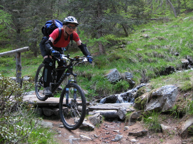 Mehr über den Artikel erfahren Trail surfing on the flowy, giga trails of the Vinschgau