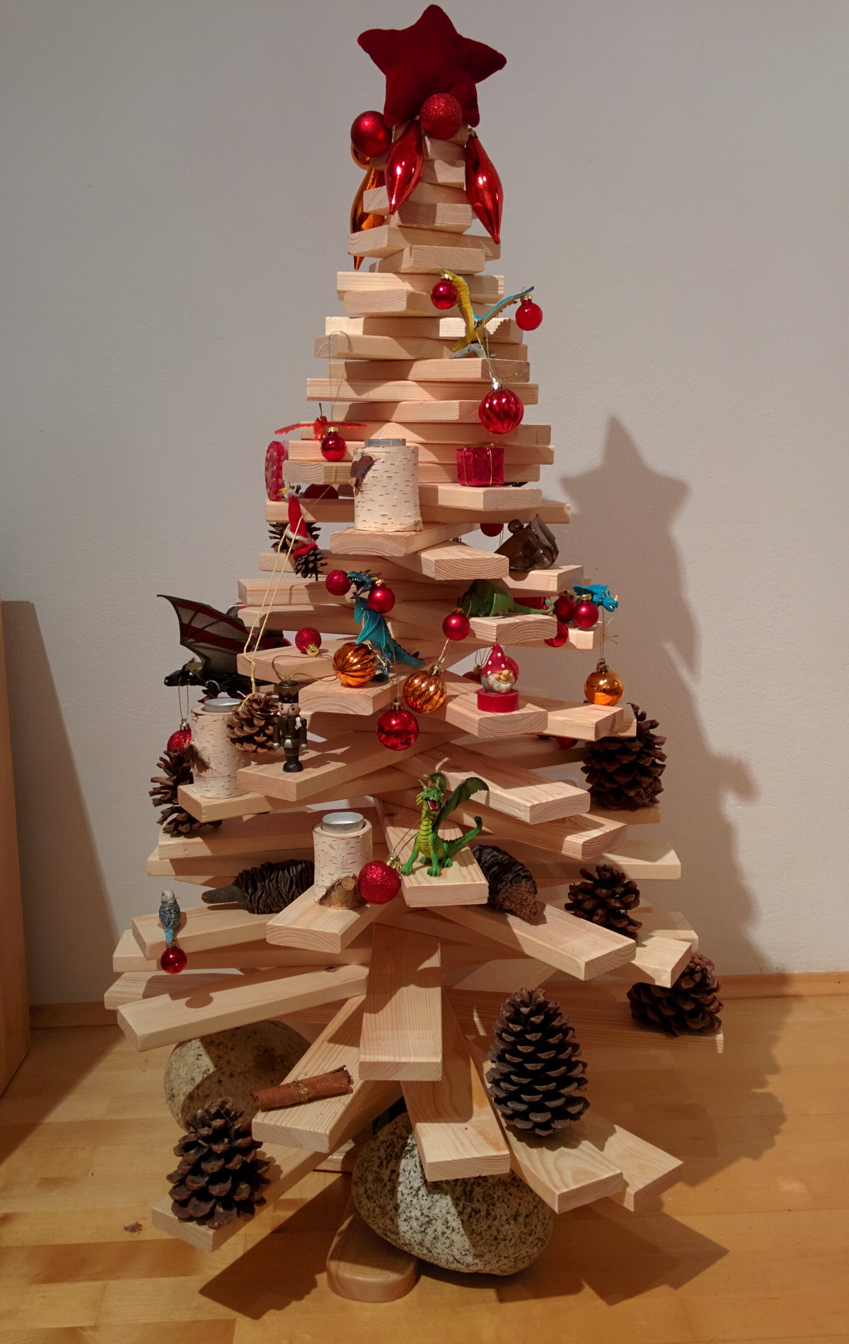 Mehr über den Artikel erfahren Unser selbstgebauter Holzchristbaum
