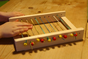 Mehr über den Artikel erfahren Selbstgebautes Gummiringerlgitarre (DIY)