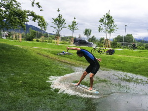 Mehr über den Artikel erfahren Skimboard Spaß am Spielplatz