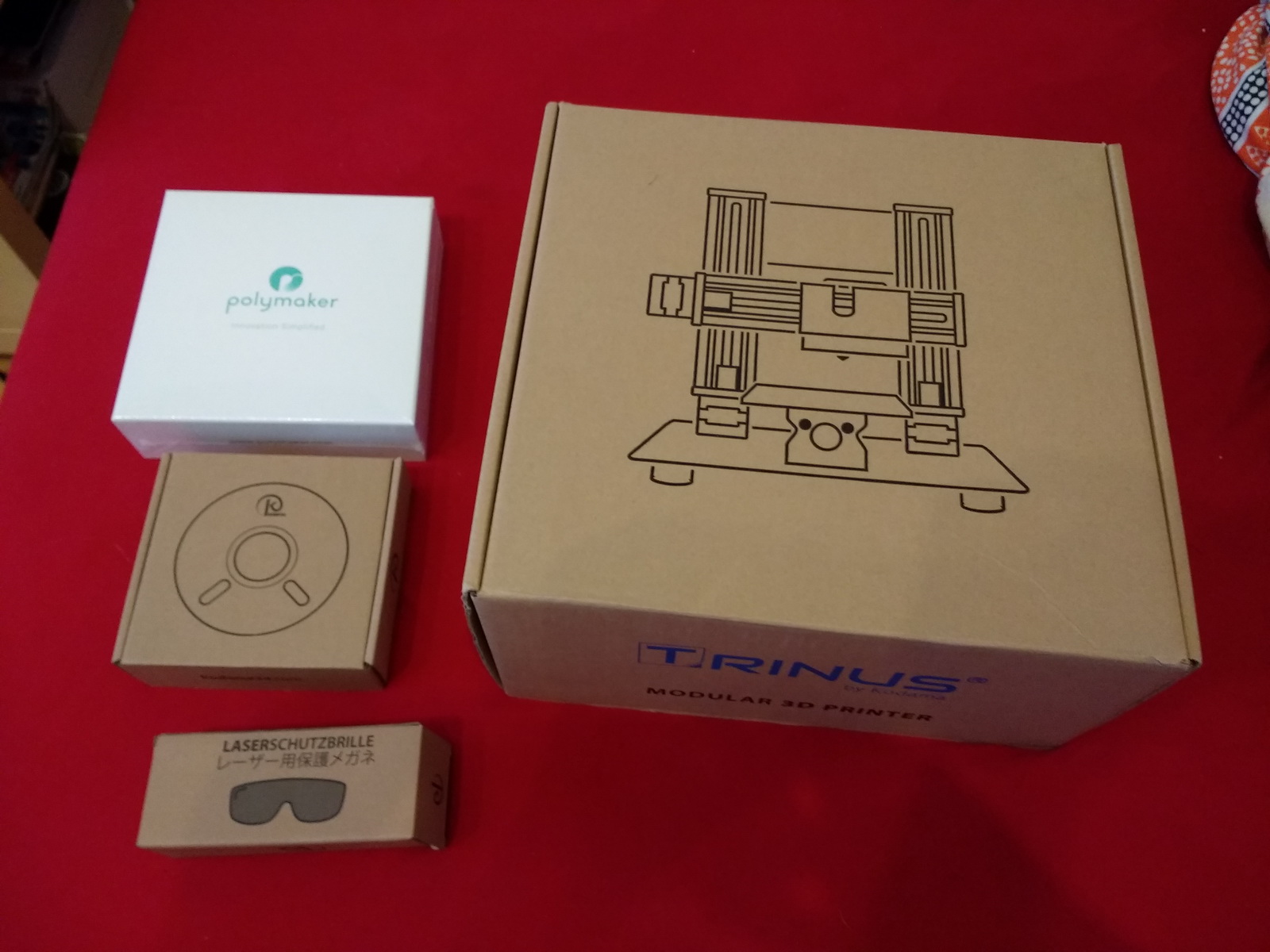 4 Schachtel zum Auspacken: 2x PLA-Material, die Laserschutzbrille und der Druckerbausatz