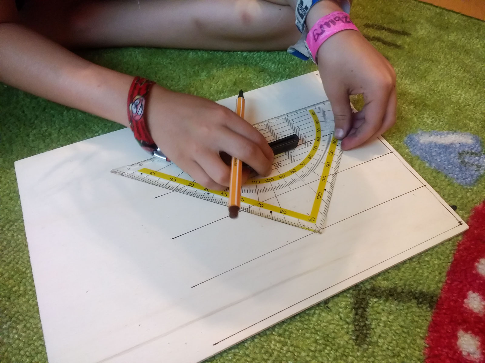 Aufzeichnen des Plans auf Sperrholz