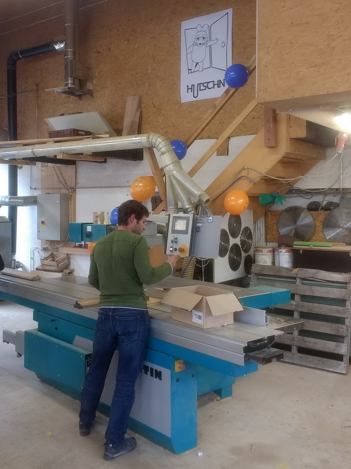 Holz-Maus Produktion mit der Kreissäge