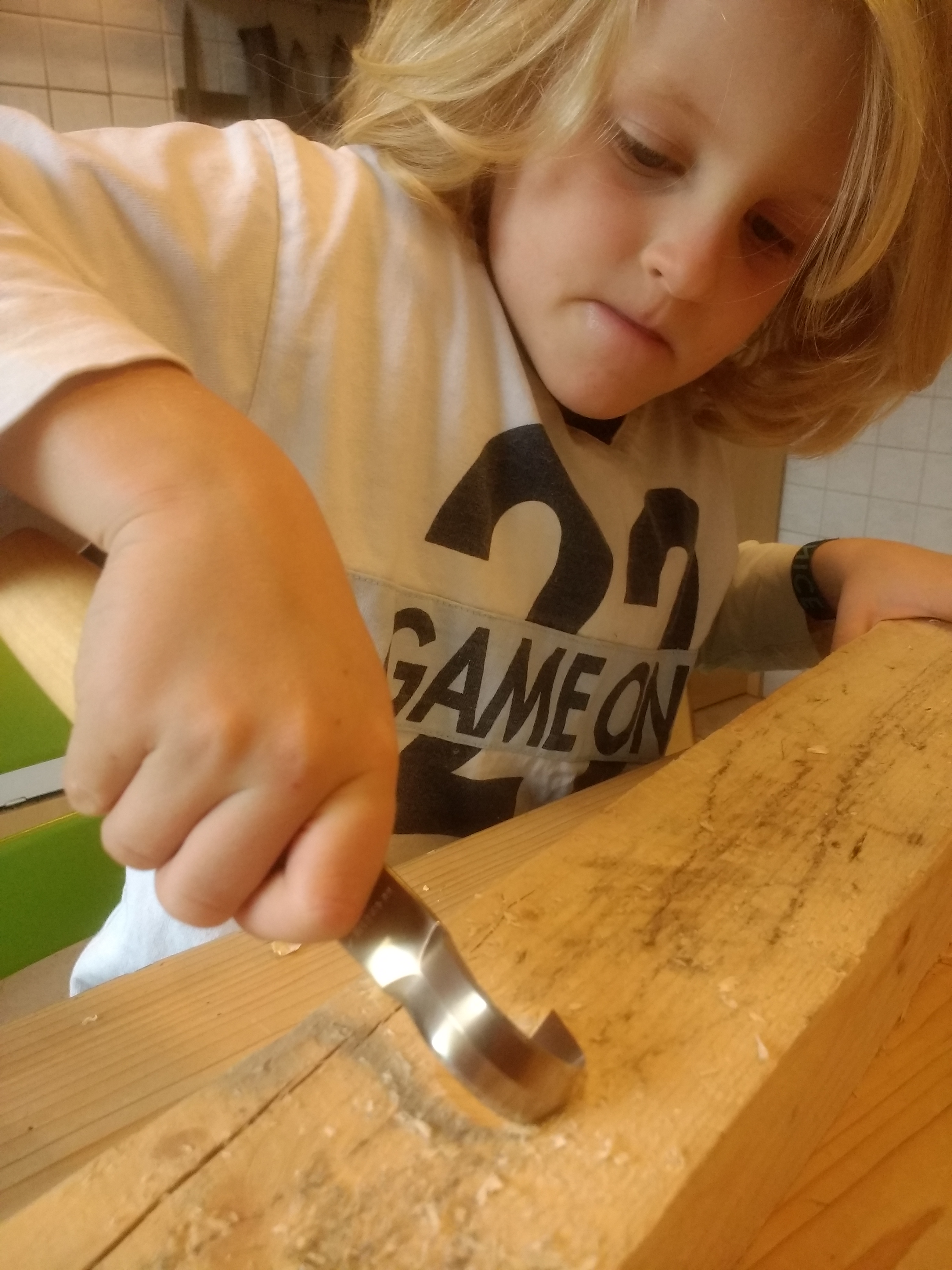 Yanni probiert das Mora-Löffelmesser