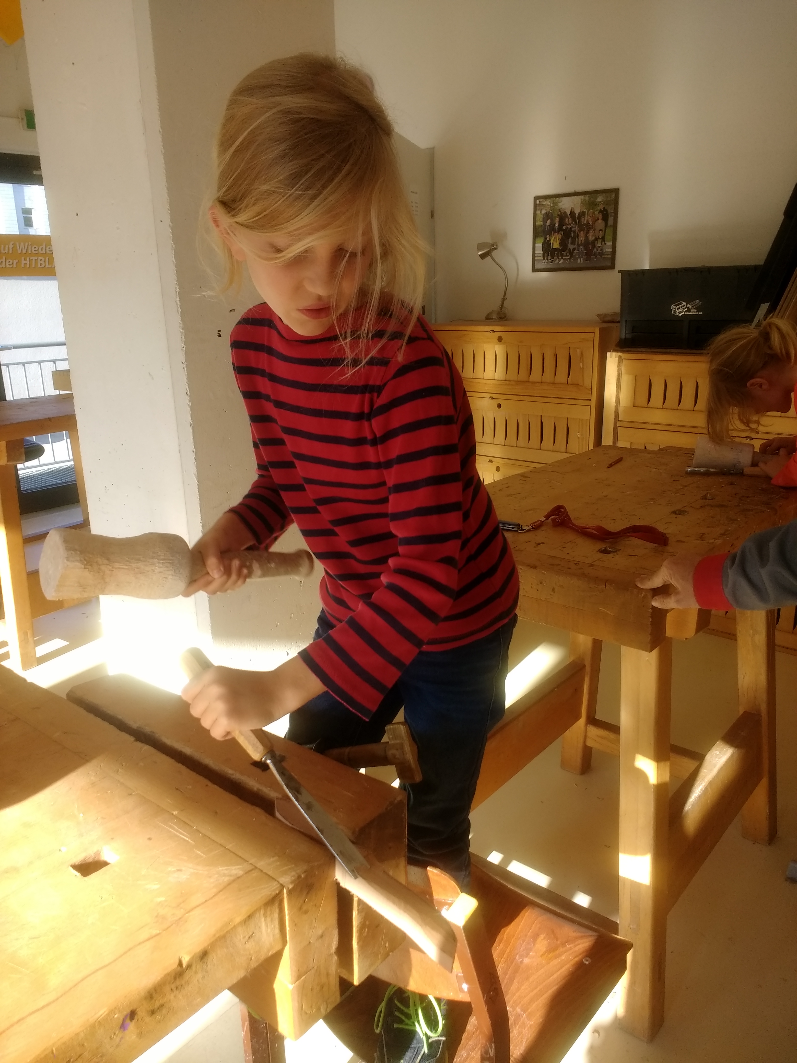 Nino am Holz-Arbeiten
