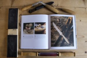 Das Buch Holz! und ein Teil unserer Schnitzausstattung