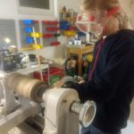 Nino beim Drechseln