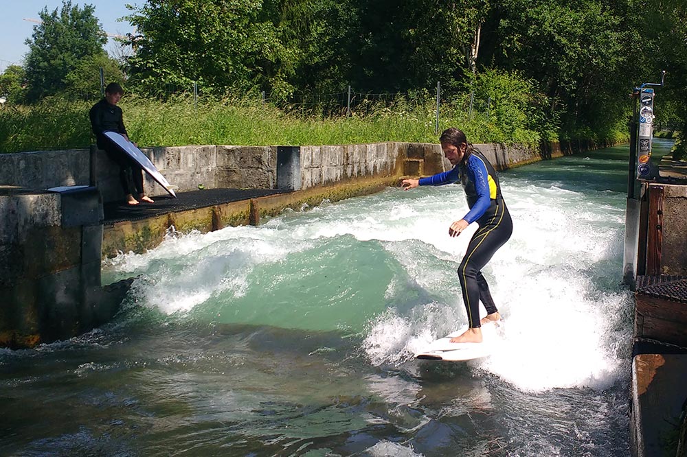 Mehr über den Artikel erfahren 1. Surftag am Almkanal